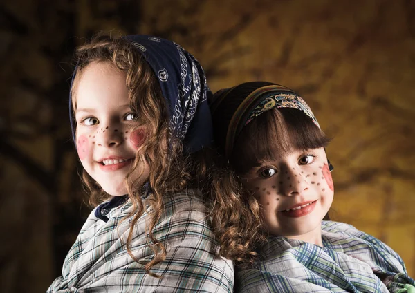 Słodkie dziewczynki ubrane jak tradycyjne wielkanocne witches — Zdjęcie stockowe