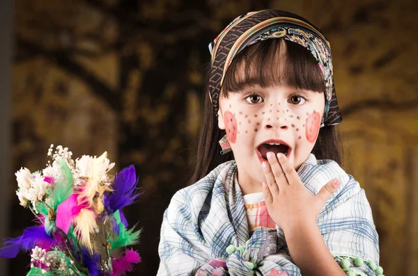 Roztomilá holčička, oblečený jako tradiční velikonoční čarodějnice — Stock fotografie