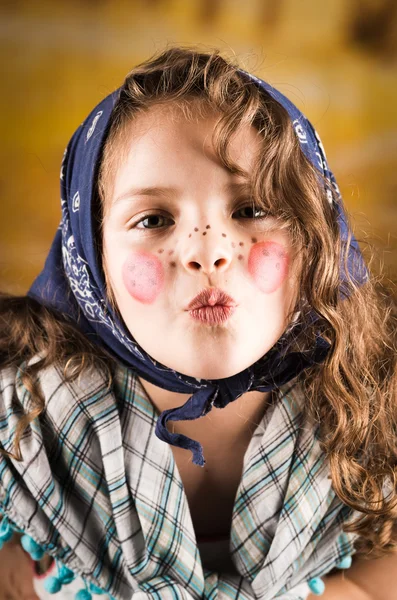 Douce petite fille habillée comme une sorcière traditionnelle de Pâques — Photo