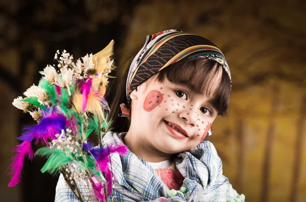 Nettes kleines Mädchen als traditionelle Osterhexe verkleidet — Stockfoto