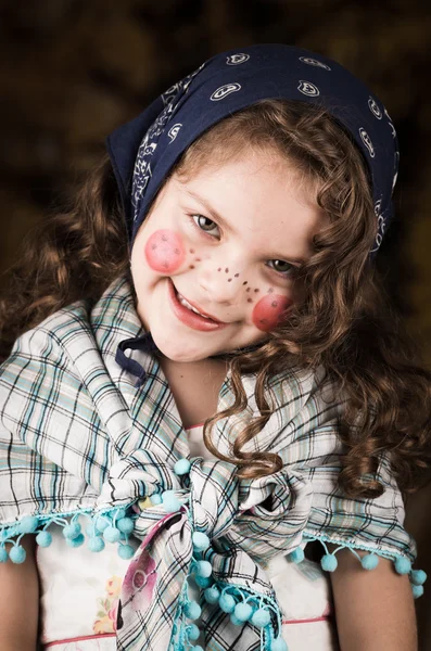 Cute dziewczynka ubrana jak tradycyjne Wielkanocna wiedźma — Zdjęcie stockowe