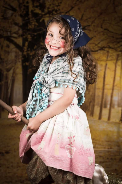 可爱的小女孩，打扮成一个传统的复活节女巫 — 图库照片
