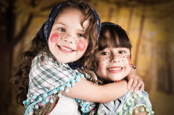 Schöne kleine Mädchen als traditionelle Hexen verkleidet — Stockfoto