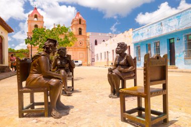 Camagüey, Cuba - 4 Eylül 2015: Heykeller, sanatçı Martha Jimenez Carmen Kilisesi önünde