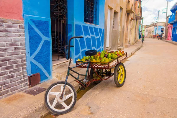 CAMAGUEY, CUBA - 4 DE SEPTIEMBRE DE 2015: bicitaxi es una bicicleta modificada utilizada para el transporte de turistas y mercancías en taxi . —  Fotos de Stock