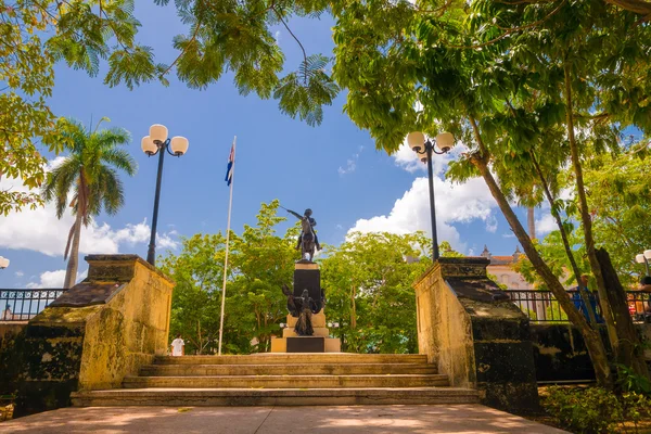 CAMAGUEY, CUBA - 4 de septiembre de 2015: Vista de la calle del centro de la ciudad patrimonio de la UNESCO — Foto de Stock