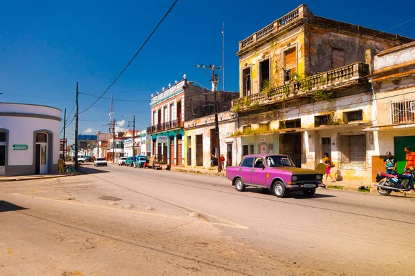 CAMAGUEY, CUBA - 4 de setembro de 2015: Vista de rua do centro da cidade patrimonial da UNESCO — Fotografia de Stock