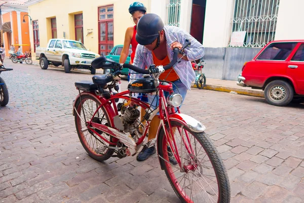 カマグエイ、キューバ - 2015 年 9 月 4 日: ホーム作られたペダル補助ガス動力自転車. — ストック写真