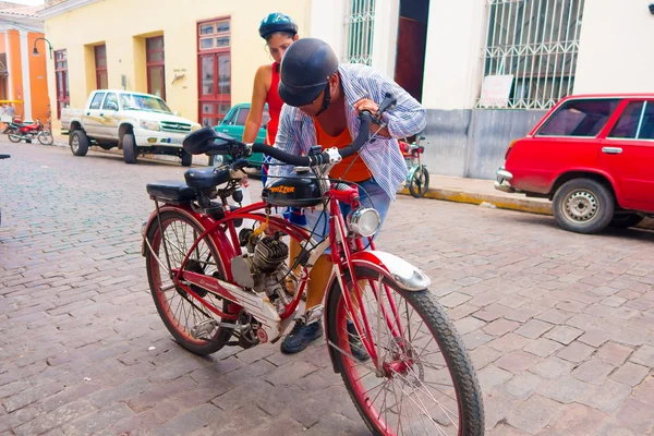 カマグエイ、キューバ - 2015 年 9 月 4 日: ホーム作られたペダル補助ガス動力自転車. — ストック写真