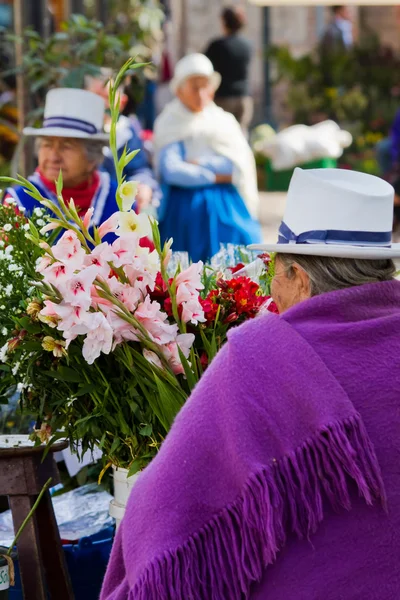 プラザ ・ デ ・ フローレス クエンカ エクアドルの花を売る先住民族の女性 — ストック写真