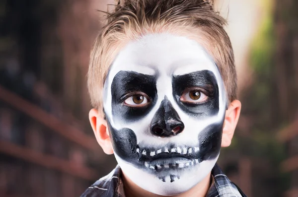 Taai jongetje met schedel make-up kostuum — Stockfoto