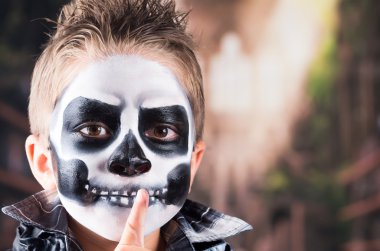 Kafatası makyaj korkunç küçük çocuk