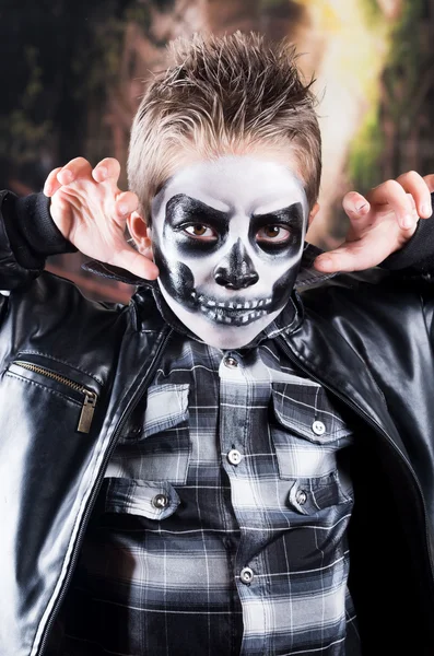 Niño asustadizo usando maquillaje de cráneo — Foto de Stock