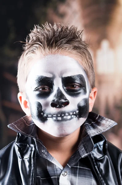 Effrayant petit garçon portant crâne maquillage — Photo