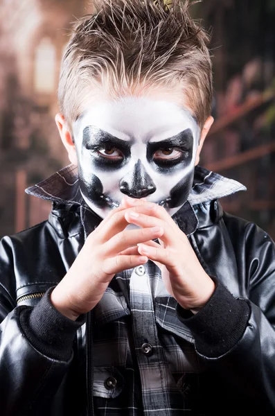 Niño asustadizo usando maquillaje de cráneo — Foto de Stock