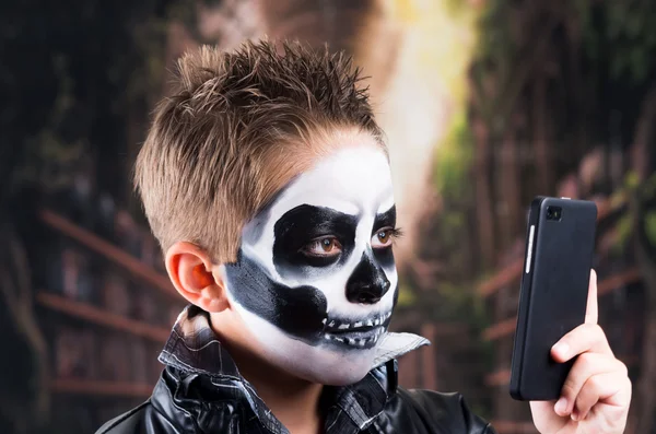 Jongen met schedel make-up — Stockfoto