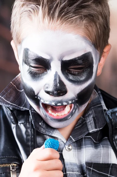 Мальчик с макияжем черепа и черной кожаной курткой — стоковое фото