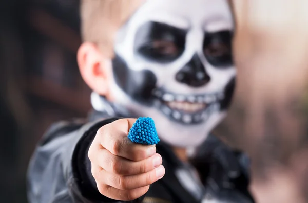Giovane ragazzo con cranio make up e giacca di pelle nera — Foto Stock