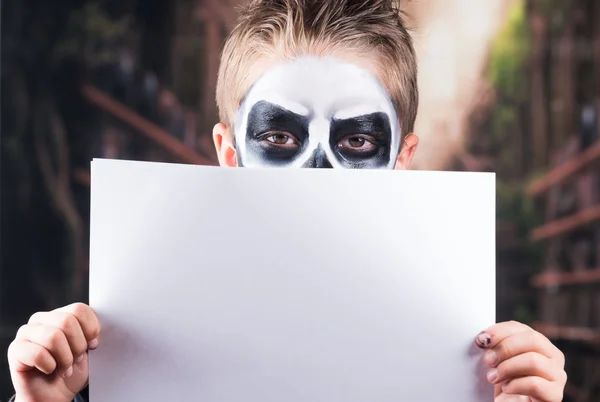 Chico joven con cráneo maquillaje — Foto de Stock