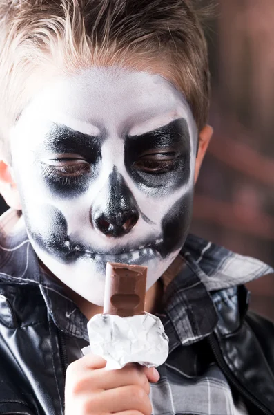Kafatası Cadılar Bayramı makyaj ile genç çocuk — Stok fotoğraf