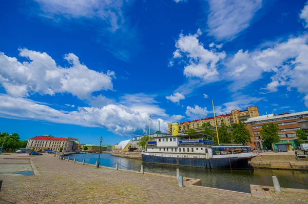 Touristenboot im Fluss der Innenstadt von Göteborg — Stockfoto