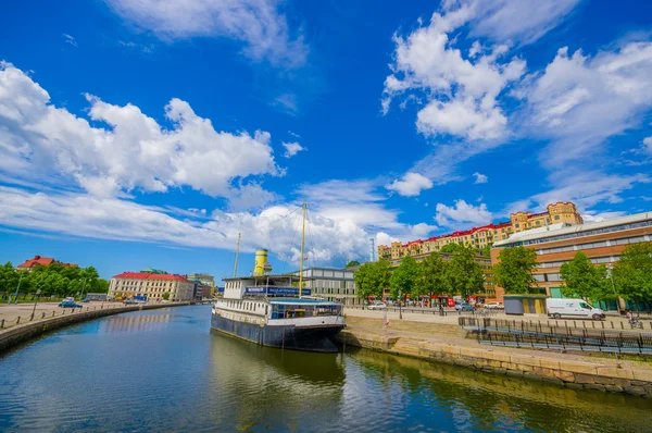 Idegenforgalmi csónakot a folyó Göteborg belvárosában — Stock Fotó