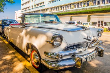 Havana, Küba - 30 Ağustos 2015: taksi ve Turizm taşımacılığı için kullanılan eski klasik Amerikan arabaları.