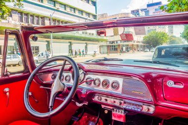 Havana, Küba - 30 Ağustos 2015: taksi ve Turizm taşımacılığı için kullanılan eski klasik Amerikan arabaları.