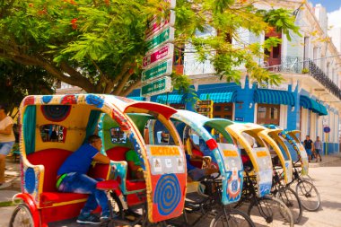 Camagüey, Cuba - 4 Eylül 2015: nakliye turist ve ürünler için bir taksi olarak kullanılan değiştirilmiş bir bisiklet bicitaxi olduğunu.