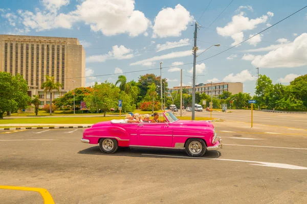Havana, Cuba - 30 augustus 2015: Oude klassieke Amerikaanse auto's gebruikt voor taxi en toeristische vervoer. — Stockfoto