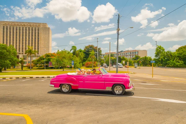 La Habana, Cuba - 30 de agosto de 2015: Viejos coches clásicos americanos utilizados para el transporte de taxis y turistas . — Foto de Stock