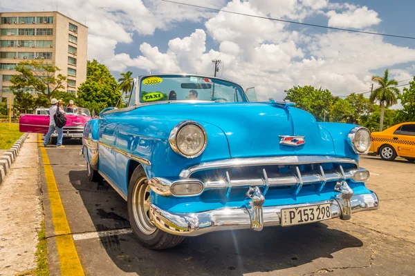 HAVANA, CUBA - AUGUST 30, 2015: Old classic American cars used for taxi and tourist transportation. — Stock Photo, Image