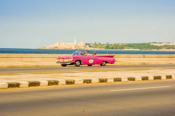 La Habana, Cuba - 30 de agosto de 2015: Viejos coches clásicos americanos utilizados para el transporte de taxis y turistas . — Foto de Stock