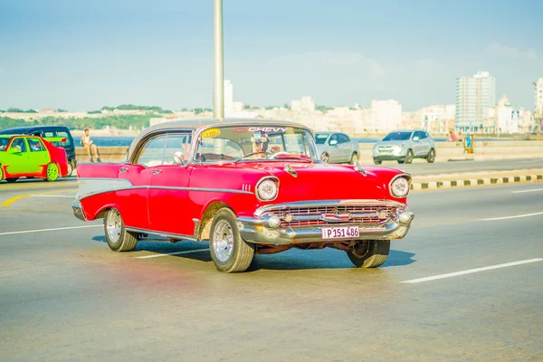 Гавана, Куба - 30 серпня 2015: Старі класичні американські використовуються вагони-таксі та туристичні перевезення. — стокове фото