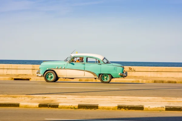 HAVANA, CUBA - 30 AOÛT 2015 : Anciennes voitures classiques américaines utilisées pour le taxi et le transport touristique . — Photo