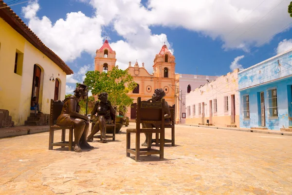 CAMAGUEY, CUBA - 4 SEPTEMBRE 2015 : Statues, artiste Martha Jimenez devant l'église de Carmen — Photo
