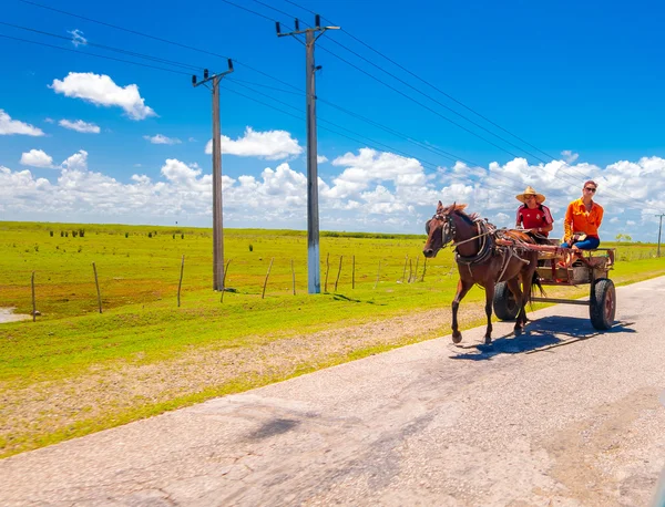 SANCTI SPIRITUS, CUBA - 5 DE SEPTIEMBRE DE 2015: Caballo y carro en una calle de la carretera — Foto de Stock