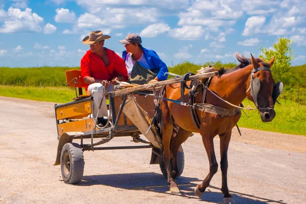 SANCTI SPIRITUS, CUBA - 5 DE SEPTIEMBRE DE 2015: Caballo y carro en una calle de la carretera — Foto de Stock