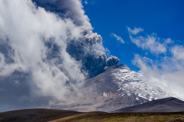 Etkin Cotopaxi yanardağ patlayan