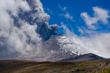 Etkin Cotopaxi yanardağ patlayan