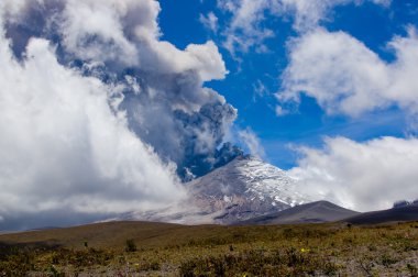 Etkin Cotopaxi yanardağ patlayan
