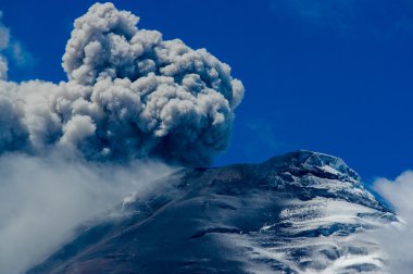 Etkin Cotopaxi yanardağ patlayan