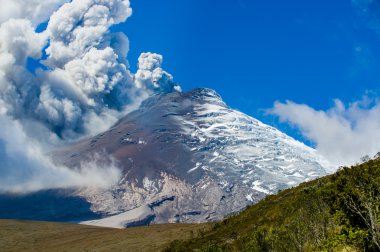 Etkin Cotopaxi yanardağ patlayan