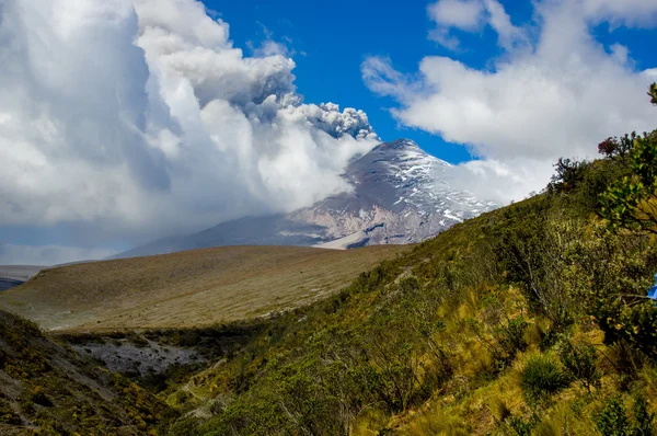 Vulcão cotopaxi activo em erupção — Fotografia de Stock