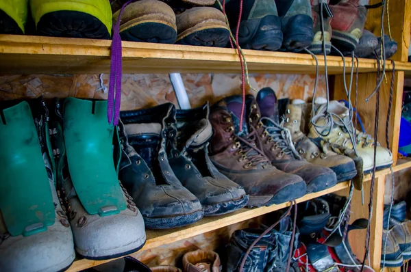 Botas de escalada em uma prateleira de sapatos ao ar livre — Fotografia de Stock