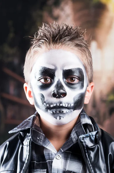 Niño duro con traje de maquillaje de cráneo —  Fotos de Stock