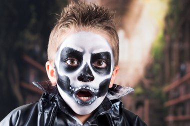 Kafatası makyaj korkunç küçük çocuk