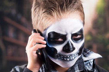 Kafatası ile genç çocuk makyaj