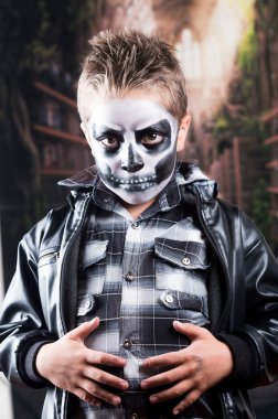 Kafatası makyaj ve siyah deri ceket genç çocuk