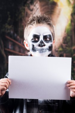 Kafatası ile genç çocuk makyaj